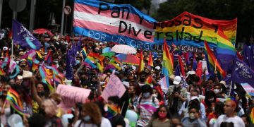 Comunidad LGBT+ marcha para presionar aprobación de matrimonios igualitarios en Edomex