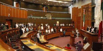Congreso de Guerrero aplaza dictamen del aborto; feministas y grupos religiosos protestan en Chilpancingo
