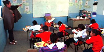 Maestros en México sufren estragos y estrés por la pandemia de COVID-19