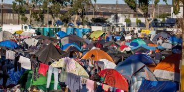 Migrantes en Tijuana se manifiestan contra discriminación por “Título 42”