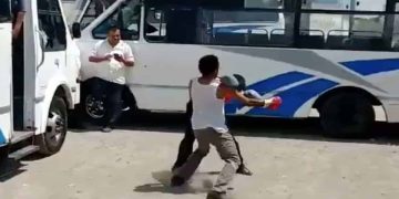 Pelea entre microbusero y conductor de una camioneta casi ocasiona accidente vial en la México-Puebla | VIDEO