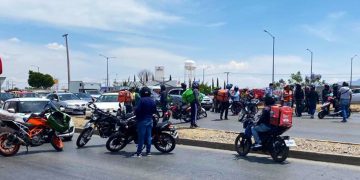 Repartidores bloquean carretera por el asesinato de su colega en un asalto
