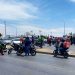 Repartidores bloquean carretera por el asesinato de su colega en un asalto