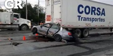 Tras estrellarse, tráiler se incendia y destruye 25 vehículos estacionados en Cárdenas Tabasco