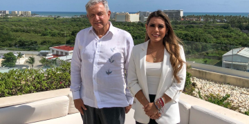 AMLO y Evelyn Salgado reciben peticiones de policías comunitarios