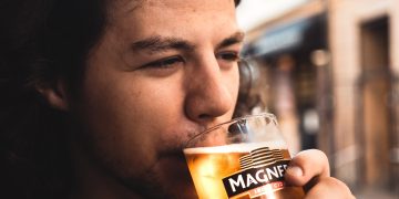 Bebiendo una cerveza y conduciendo; microbusero es sorprendido en video