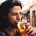 Bebiendo una cerveza y conduciendo; microbusero es sorprendido en video