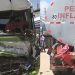 Chofer queda atrapado en su tráiler tras una volcadura; oaxaqueños se llevan los envases de cerveza que transportaba