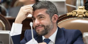 Mauricio Tabe va por ciclovía en la avenida Marina Nacional
