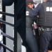 Policías evitan que una persona se arroje de lo alto de un puente | VIDEO