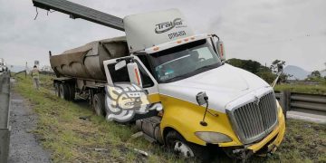 Tráiler pierde el control y cae de distribuidor vial Heberto Castillo; buscan a los pasajeros, en la Venustiano Carranza