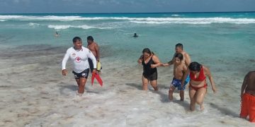 Guardavidas rescatan a tres mujeres en Playa Delfines