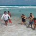 Guardavidas rescatan a tres mujeres en Playa Delfines