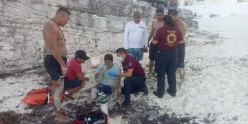 Guardavidas salvan a bañista en peligro en Playa Gaviota Azul
