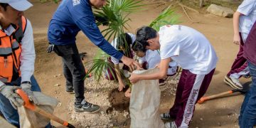 Estudiantes de Cancún participan en “Arboriza tu Escuela”