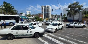 Bloquean taxistas Costera de Acapulco por violencia