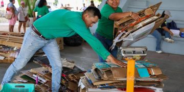 Vecinos canjean residuos por productos básicos en Cancún