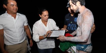Ana Paty Peralta reconoce a David Olvera por histórica travesía Cozumel–Cancún
