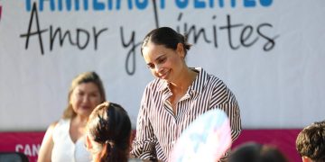 Ana Paty Peralta clausura taller Familias Fuertes, Amor y Límites en Cancún