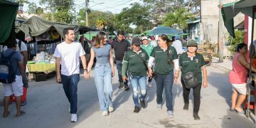 Pablo Bustamante recorre tianguis en Cancún y acerca programas sociales a las familias