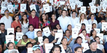 Entregan 503 escrituras en Cancún y dan certeza jurídica a familias