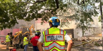 Bomberos combaten incendio en bodega de la SM 89