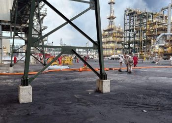 Incendio en Dos Bocas dejó un bombero intoxicado