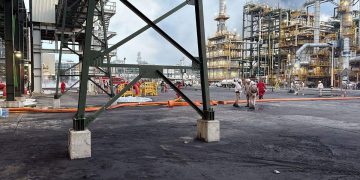 Incendio en Dos Bocas dejó un bombero intoxicado