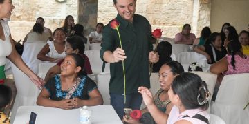 Pablo Bustamante reconoce esfuerzo y amor de las madres quintanarroenses