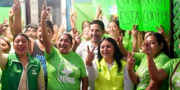 Renán Sánchez escucha a vecinos de la colonia Calakmul
