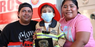 Israel cumple su sueño de ser “bombero por un día” en Cancún