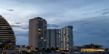 Menor francesa fallece tras caer de edificio en Puerto Cancún