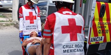Grave una bebé tras choque entre motocicleta y camioneta en Cancún
