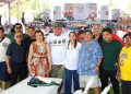 Festeja Ana Paty Peralta a padres trabajadores del Ayuntamiento