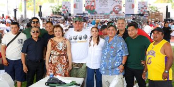 Festeja Ana Paty Peralta a padres trabajadores del Ayuntamiento