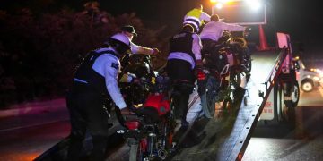 Operativo en Cancún desactiva rodada ilegal; 91 personas detenidas