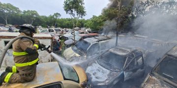 Bomberos de Cancún controlan incendio en la Av. López Portillo