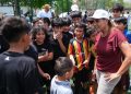 Mara Lezama supervisa el uso de la cancha de futbol de la SM 29