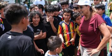 Mara Lezama supervisa el uso de la cancha de futbol de la SM 29
