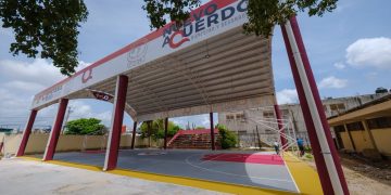 Entrega Mara Lezama domo a Secundaria Técnica 18 en Cancún