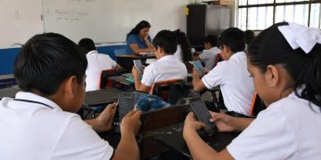 Urge destrabar iniciativa para limitar celulares en escuelas