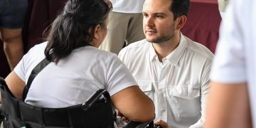 Pablo Bustamante escucha y atiende a las familias de la SM 221
