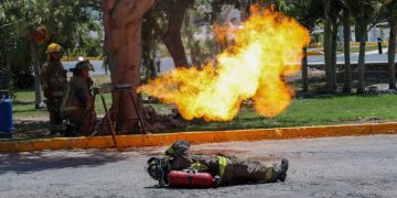 Niñas y niños viven el verano con Bomberos de Cancún