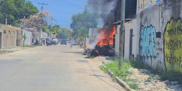 Bomberos de Cancún sofocan incendio de camioneta en la SM 76
