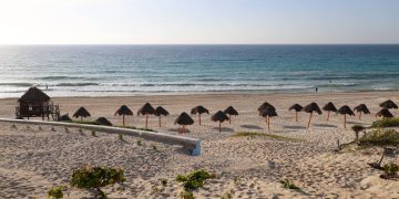 Ayuntamiento de BJ mantiene limpieza en las playas de Cancún