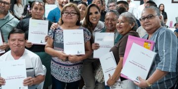 Encabeza Mara Lezama entrega de cancelación de hipotecas del INFONAVIT a 100 familias de Quintana Roo