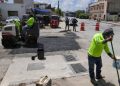 Atienden baches reportados por vecinos en la SM 201