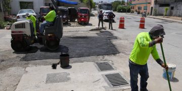 Atienden baches reportados por vecinos en la SM 201
