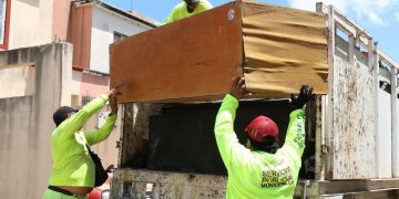 Retiran más de una tonelada de cacharros en la SM 208 de Cancún