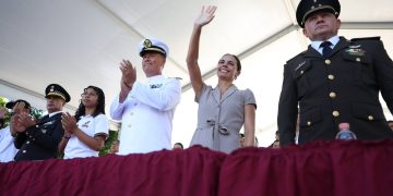 Ana Paty Peralta encabeza desfile cívico-militar en Cancún